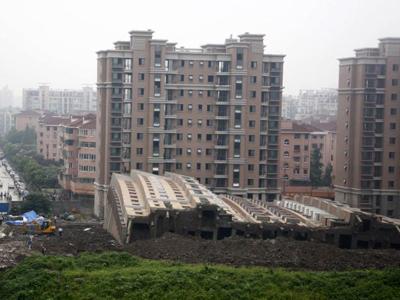 В Китае многоэтажный дом рухнул набок