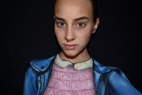 15-летняя девочка демонстрирует искусство грима и макияжа