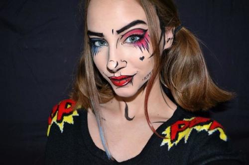 15-летняя девочка демонстрирует искусство грима и макияжа