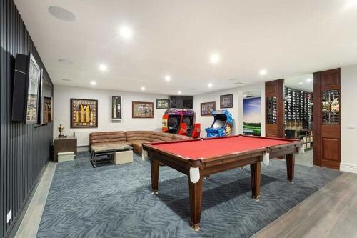 В Австралии на продажу выставлен дом с секретной парковкой и "комнатой для гольфа"