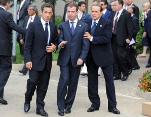 На саммите G8 Дмитрий Медведев стал жертвой папарацци