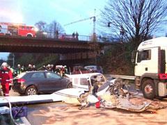 В Германии самолет упал на мост и задел автомобиль