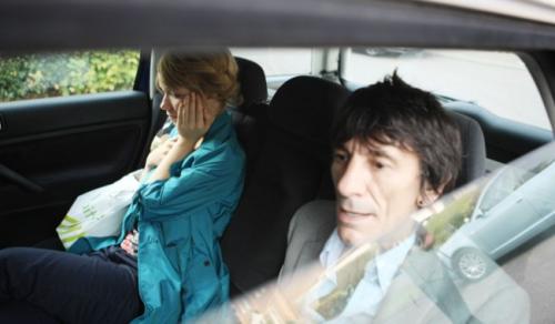 Машина любви. Поцелуй в машине. Страсть в автомобиле. Поцелуй в машине. Занимаются в машине.