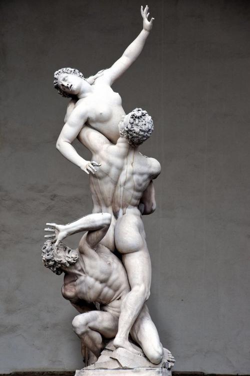 скульптуры голых людей