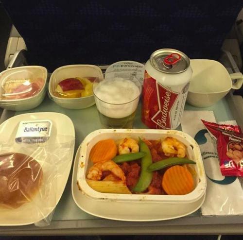 Как выглядят обеды эконом и бизнес класса в одних и тех же авиакомпаниях