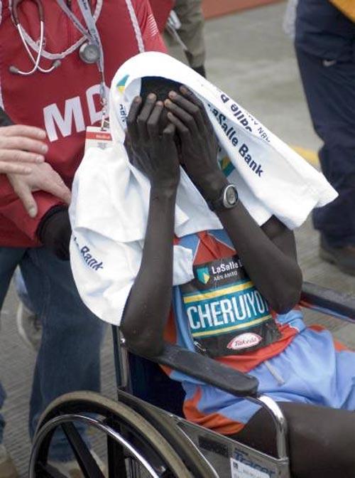 Кеннийский марафонец потерял сознание у финишной ленточки