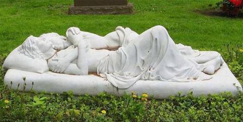 Самые необычные надгробные памятники