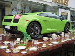4 чашки из фарфора удержали Lamborghini