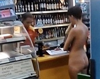 Русская девушка зашла в продуктовый магазин голая фото