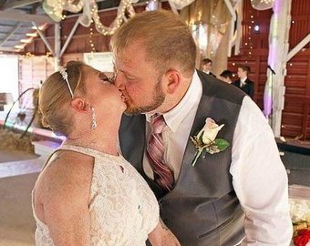30-летняя американка, которая из-за болезни выглядит на 60, вышла замуж