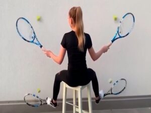 Юная теннисистка покорила сеть эффектным трюком с четырьмя ракетками