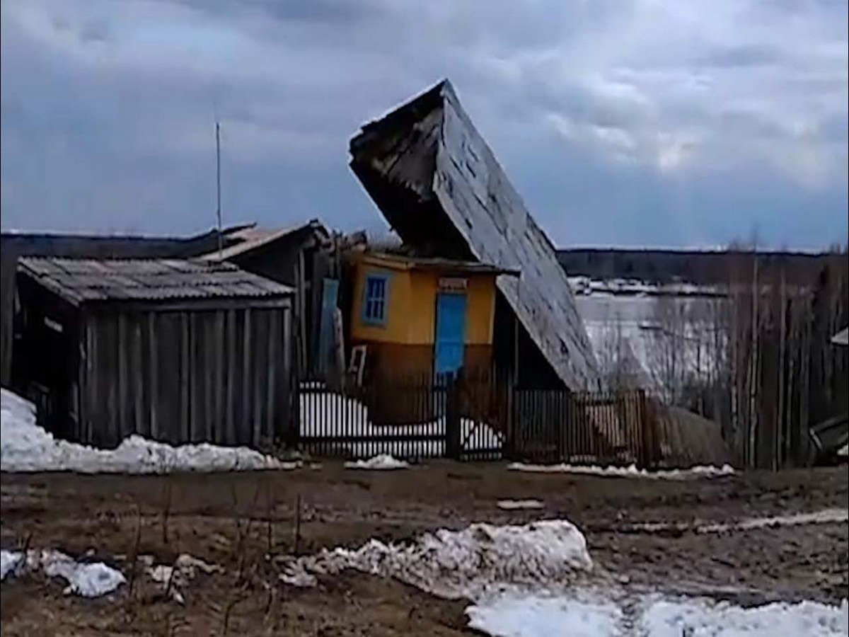 Оползень унес жилой дом к берегу Камы