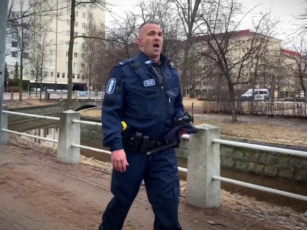 Финский полицейский спел песню на русском языке «Я люблю тебя, жизнь»