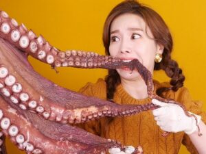 Интернет-пользователи призывают наказать блогершу, поедающую живых кальмаров