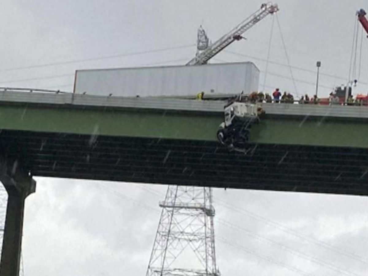 Спасатели вытащили водителя из повисшего на мосту грузовика