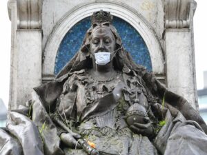 Знаменитые скульптуры по всему миру облачили в медицинские маски