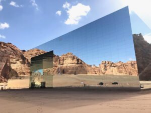 Самое большое в мире зеркальное здание внесено в Книгу рекордов Гиннесса
