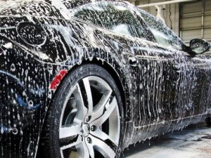 Неисправный стеклоподъемник превратил мытье машины в купание пассажиров