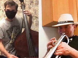 Таксист вылетел из машины после столкновения с внедорожником