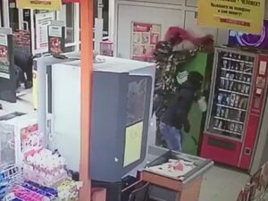 Трое в масках украли банкомат из магазина за 20 секунд