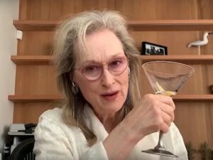 Паук сплел паутину в ухе женщины