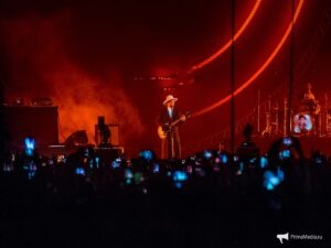 Катание серфера на волнах аномального цвета  попало на видео