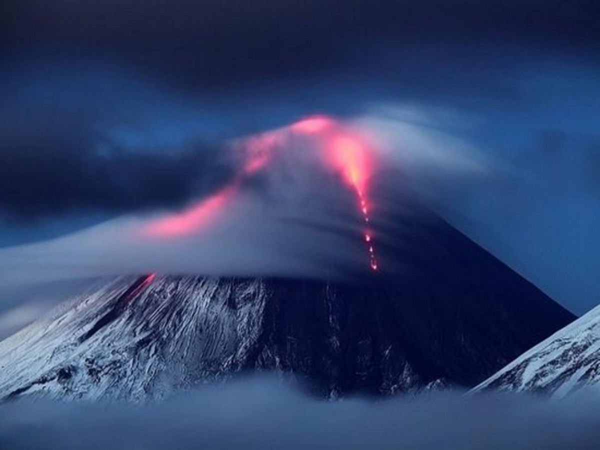 Лава начала извергаться из Ключевского вулкана на Камчатке