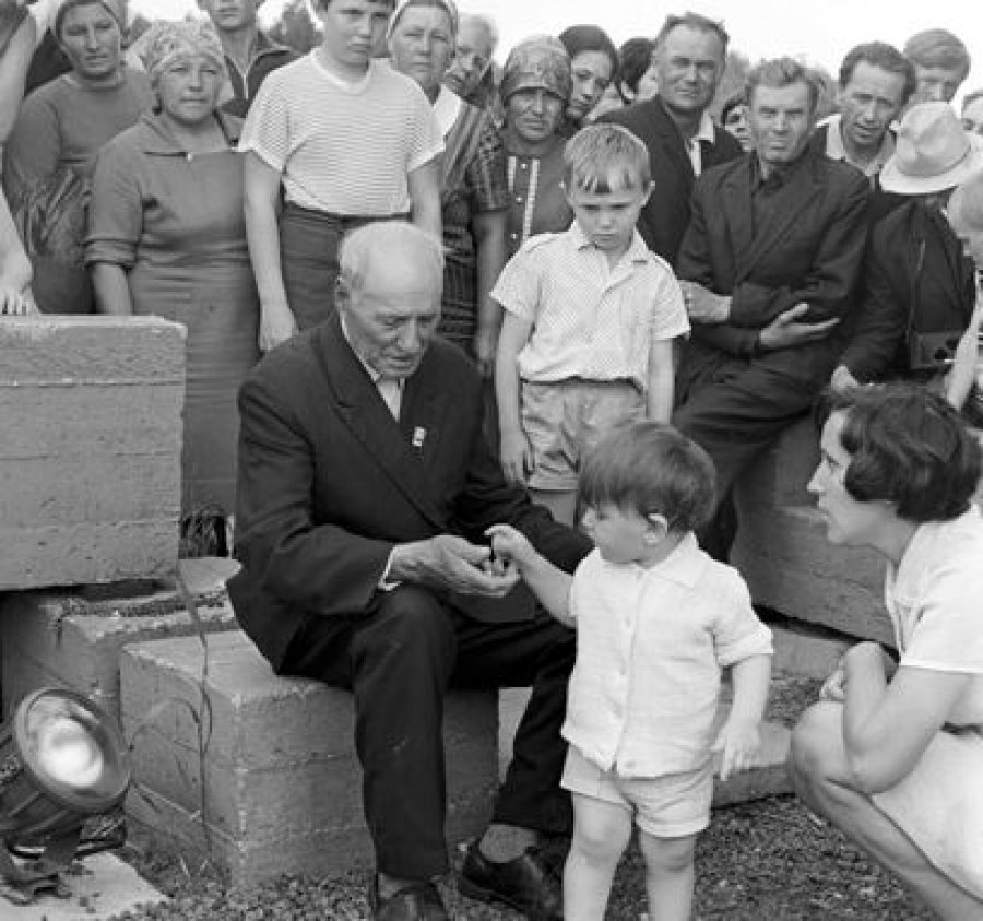 Реальные прототипы самых знаменитых памятников и культовых плакатов