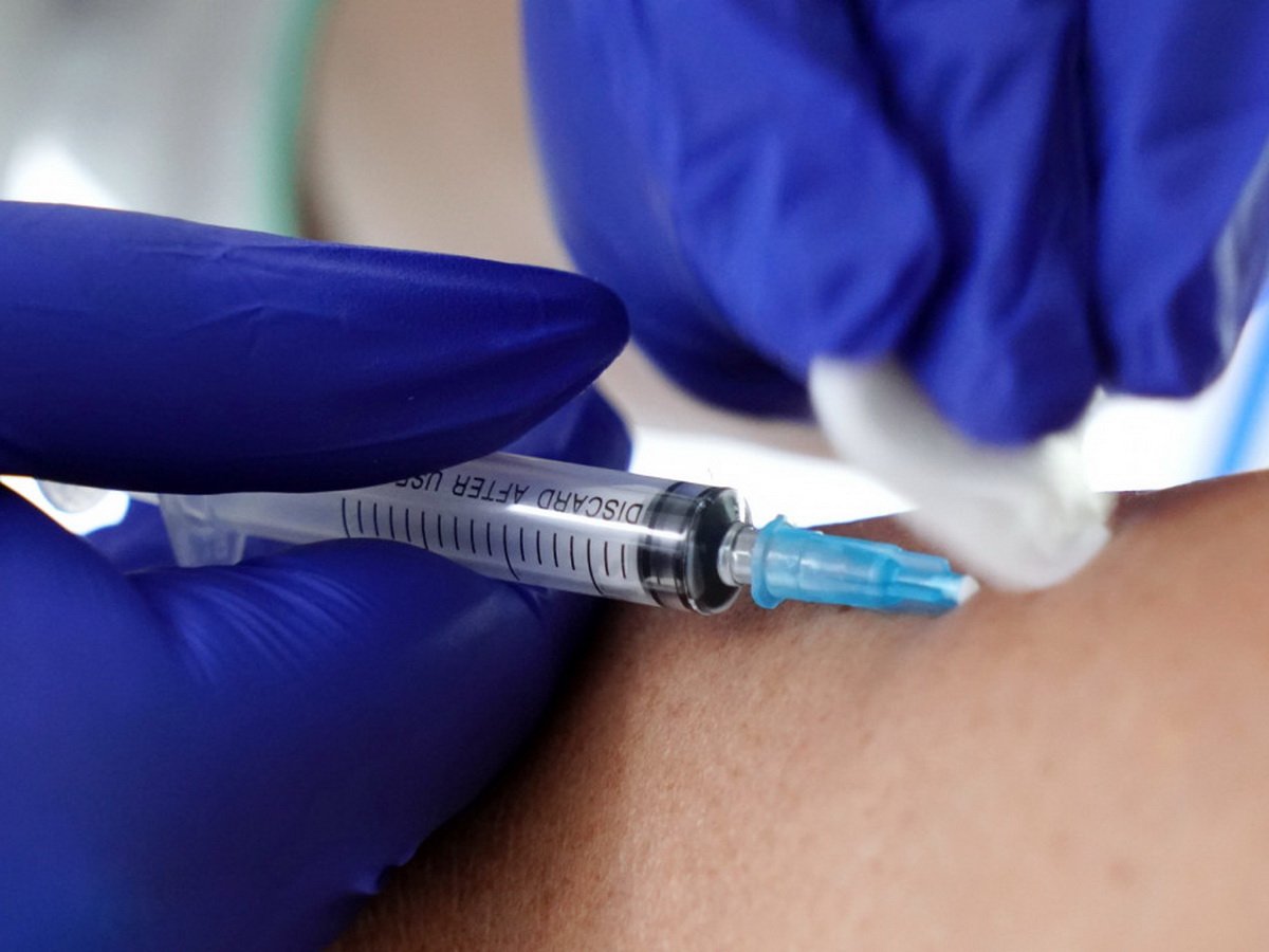 “Сильно болела рука”: первый испытатель вакцины от коронавируса поделилась ощущениями