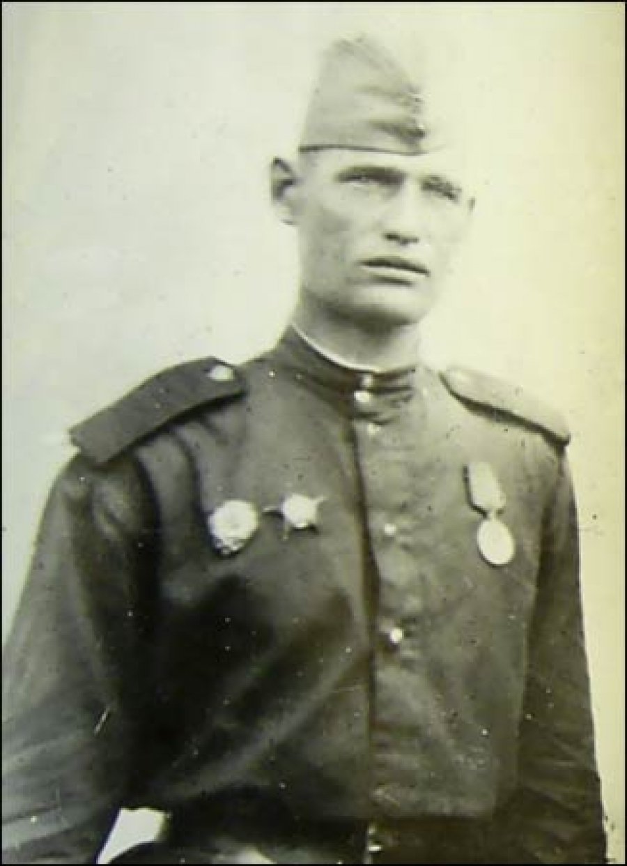 Реальные прототипы самых знаменитых памятников и культовых плакатов