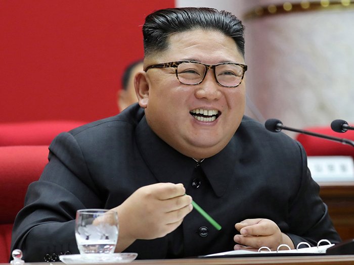 Странное положение левой руки Ким Чен Ына, когда он сидит
