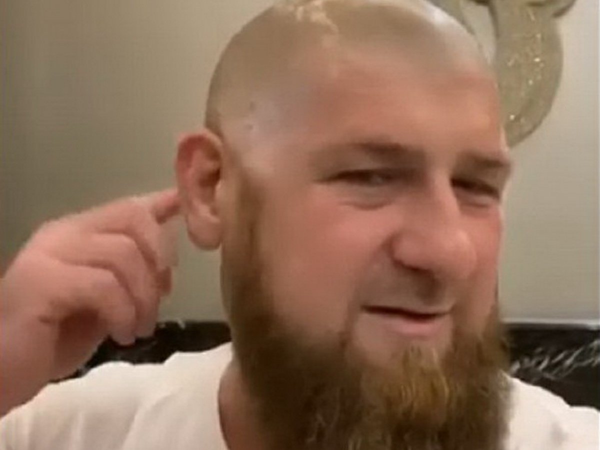 Сотрудники МЧС Чечни побрились налысо вслед за Кадыровым