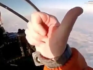 Пилот МиГ-31 поприветствовал пилота F-16 во время полета (ВИДЕО)