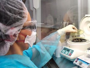 Москвич на карантине ударил полицейского, попав на видео