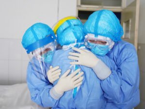 Названы главный симптом COVID-19 и сроки окончания эпидемии  в РФ