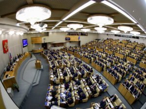 «Праздновать или выкарабкаться»: Госдума обсудила перенос майских выходных