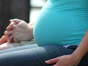 Американка узнала о беременности благодаря посиневшему унитазу