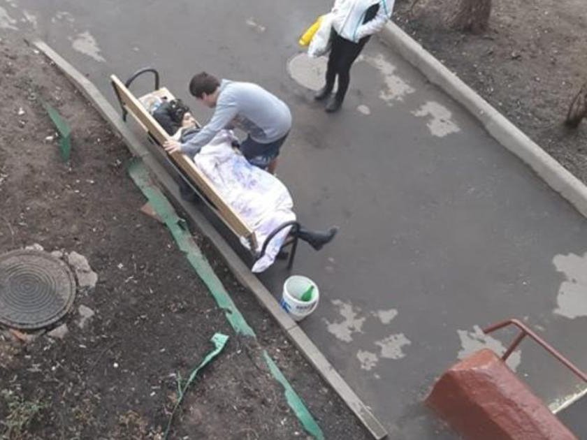 Выписанная из больницы после теста на COVID-19 москвичка умерла на лавочке возле дома