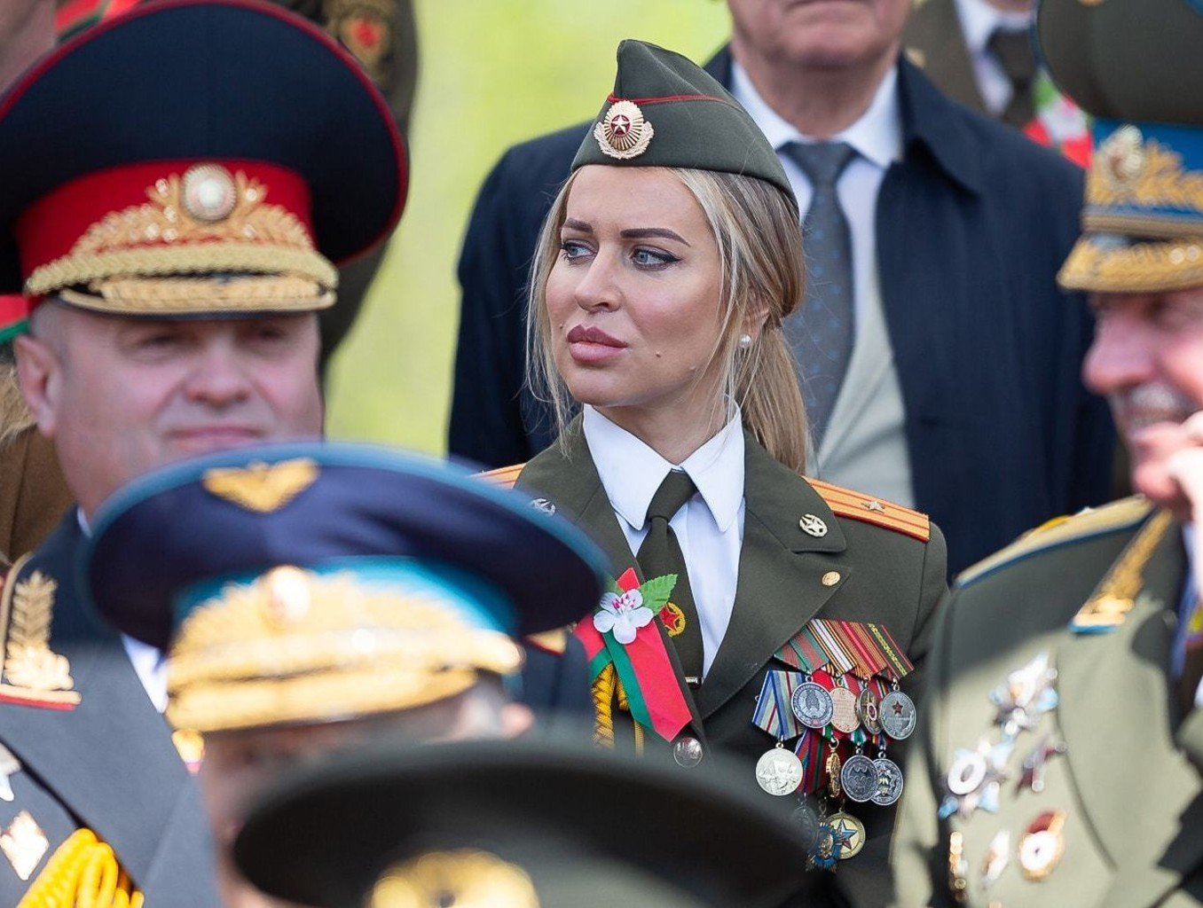Блондинка на параде в Минске