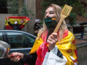 Испанцы вышли с кастрюлями на митинг, требуя прекратить карантин