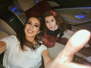 Девушка сломала фонтан, пытаясь сделать селфи