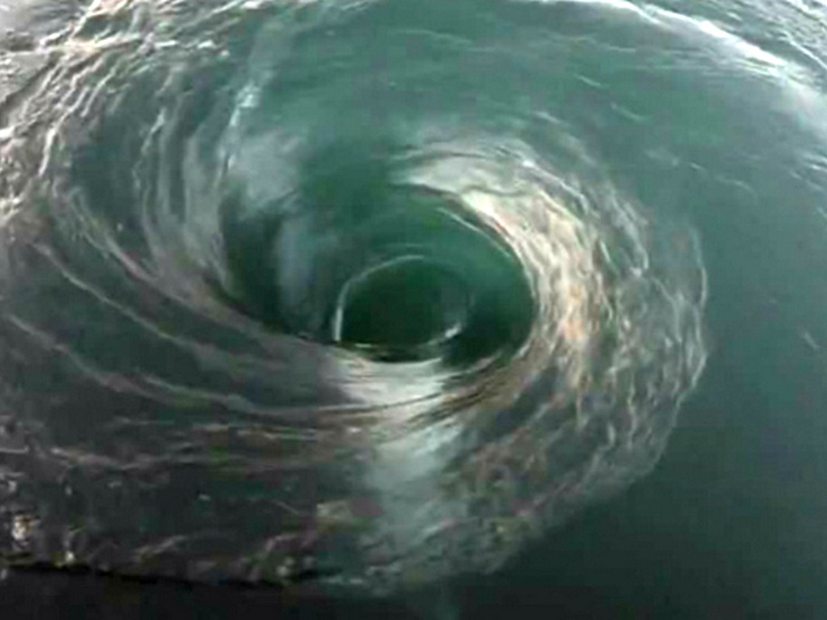Дайвер, нырнувший в океанский водоворот, попал на видео