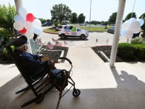 Алексей Ягудин в женском платье станцевал на столе