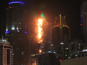 Пожар в небоскребе в ОАЭ превратил здание в факел