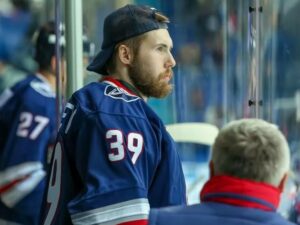 Чемпион мира по гимнастике начал тренировать 8-месячную дочь