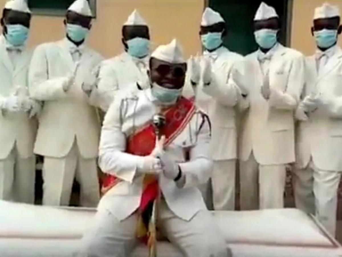 Танцующие носильщики гробов из Ганы записали видео про коронавирус