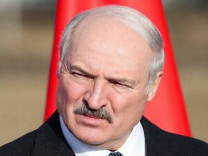 Лукашенко призвал мужчин не целовать женщин в период пандемии