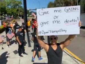 Американцы отжимаются на улице, призывая власти открыть спортзалы