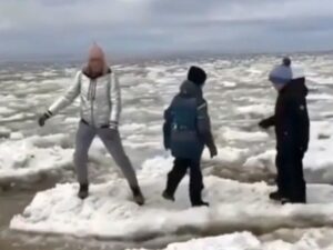В Сети раскритиковали мать, прыгавшую по льдинам с детьми