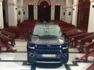 В Испании водитель влетел в церковь на джипе